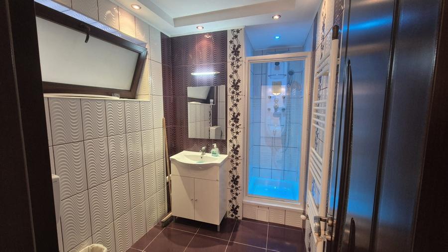 Apartament cu 5 camere decomandat în Victoriei