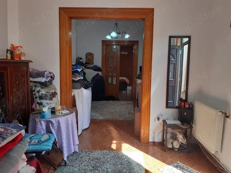 Casă cu 6 camere cu Teren 283 Mp în Școlilor