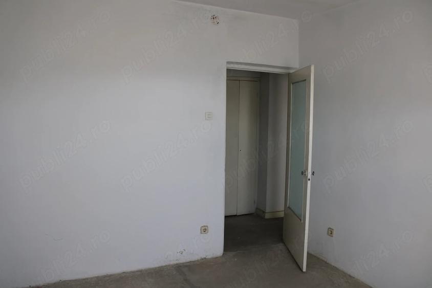 Apartament cu 4 camere decomandat în E3