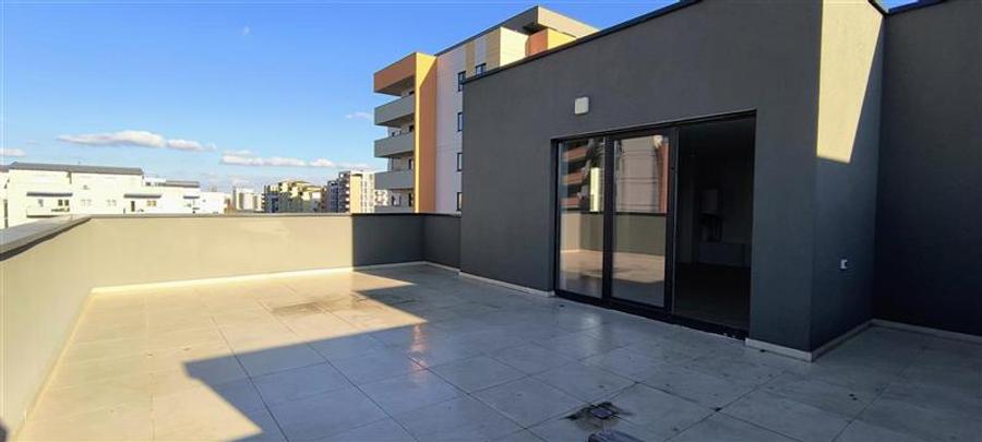 Penthouse cu 3 camere nedecomandat în Aradului