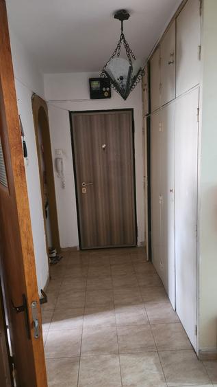 Apartament cu 3 camere decomandat în Drumul Taberei
