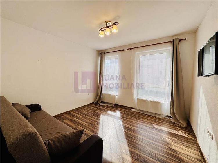 Apartament cu 3 camere semidecomandat, mobilat în Central
