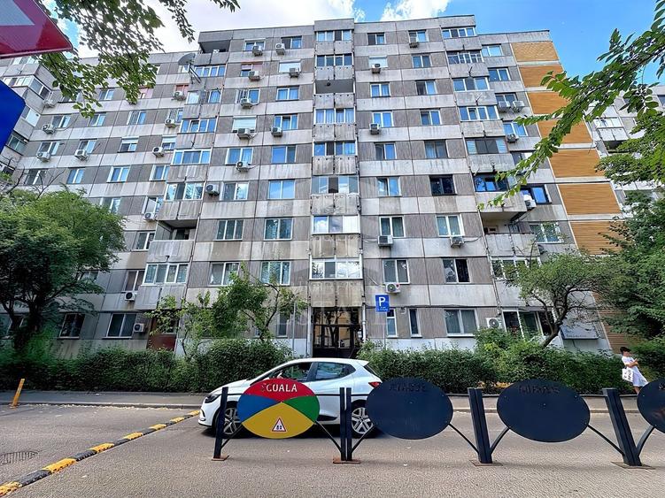 Apartament cu 3 camere semidecomandat în P-ța Gorjului