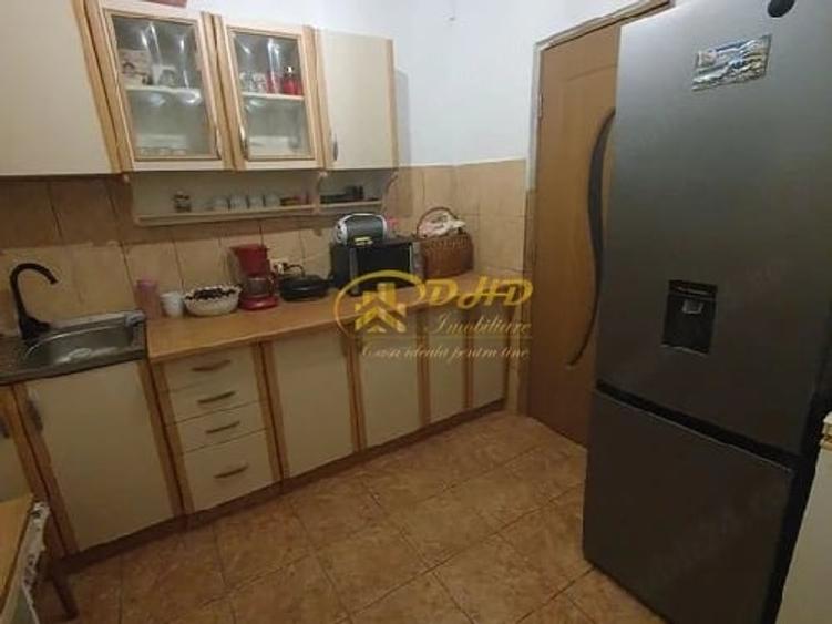 Apartament cu 3 camere semidecomandat în Balciu
