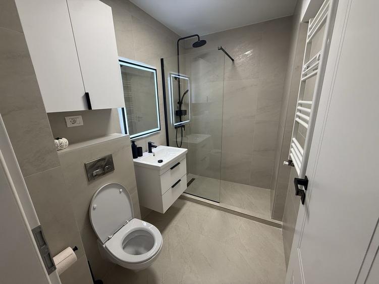 Apartament cu 2 camere semidecomandat, mobilat în Central