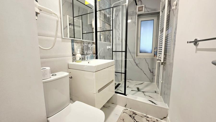 Apartament cu 3 camere semidecomandat, mobilat în Unirii