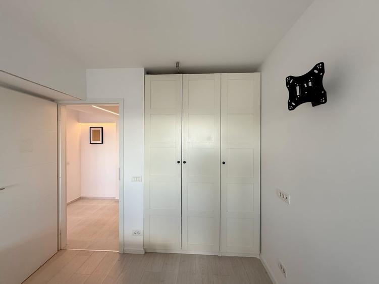 Apartament cu 3 camere semidecomandat, mobilat în 1 Mai