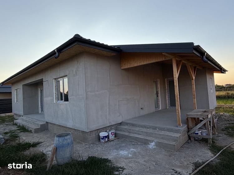Casă cu 4 camere cu Teren 500 Mp în Joița