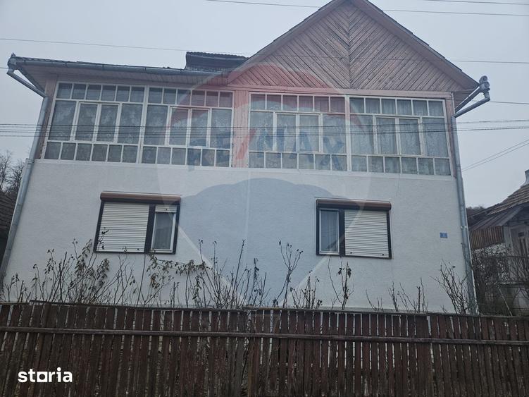 Casă cu 5 camere cu Teren 1958 Mp în Central