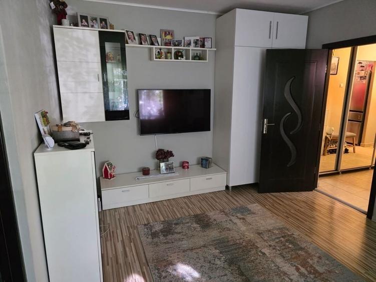 Apartament cu 3 camere semidecomandat în Podu Roș