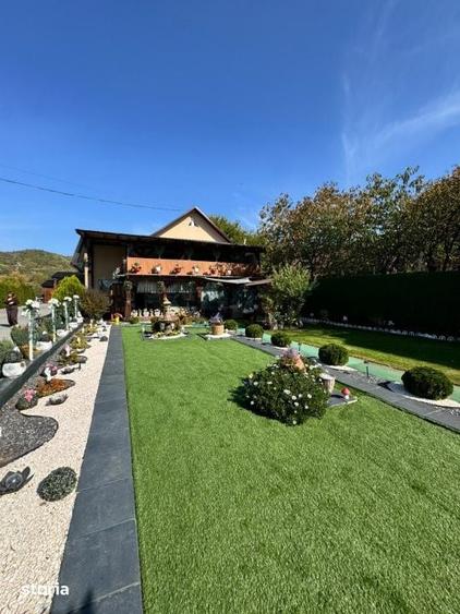 Casă cu 6 camere cu Teren 4000 Mp în Firiza