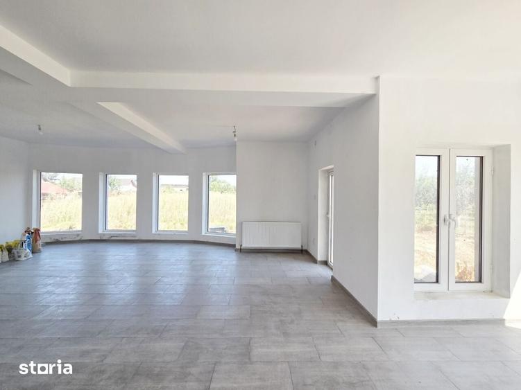 Casă cu 7 camere cu Teren 1431 Mp în Central