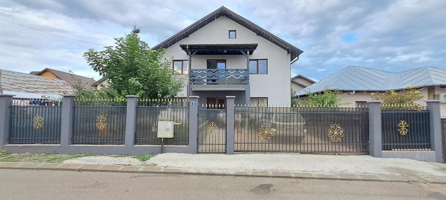 Casă individuală cu 8 camere cu Canalizare în Lunca Cetățuii