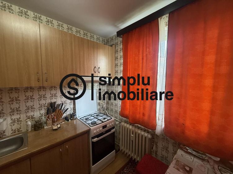 Apartament cu 3 camere semidecomandat în Rovine