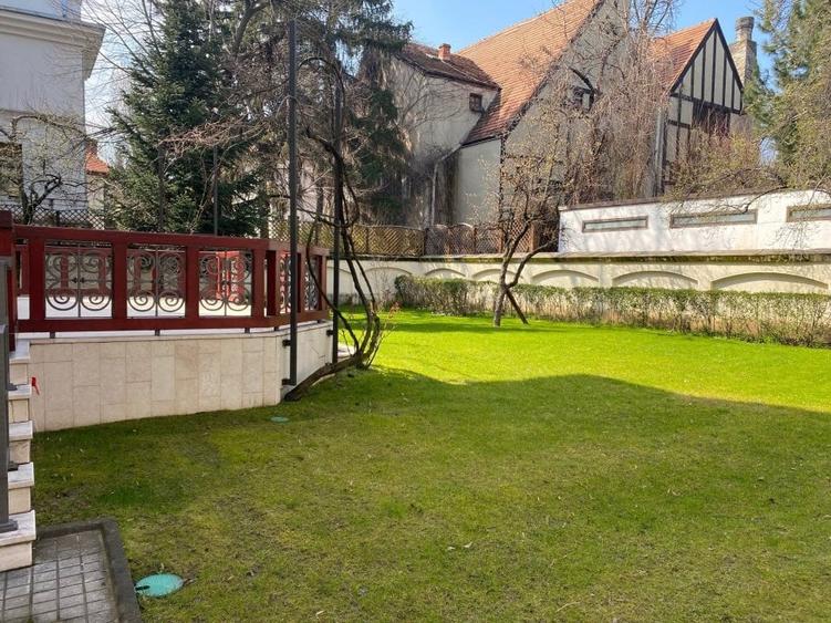 Casă cu 12 camere cu Teren 1000 Mp în Capitale