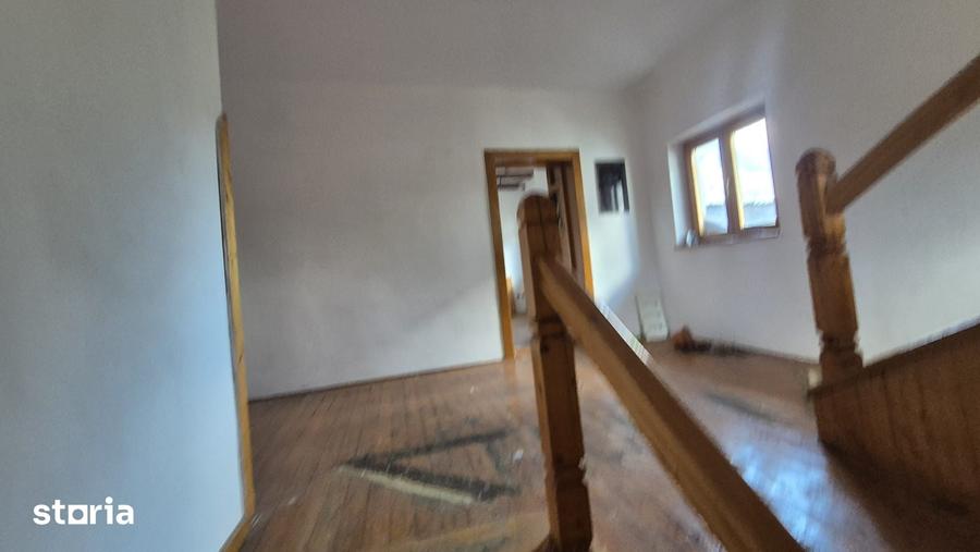 Casă cu Teren 1364 Mp în Poiana Țapului