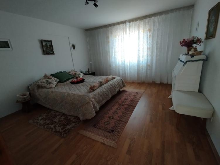 Casă individuală cu 8 camere cu Canalizare în Frătești