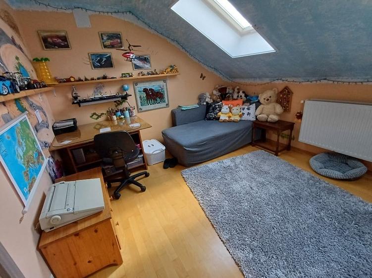 Casă individuală cu 11 camere cu Canalizare în Central