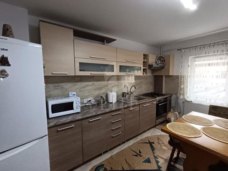 Apartament cu 3 camere decomandat, mobilat în Plopilor