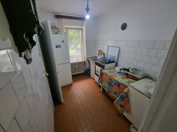 Apartament cu 2 camere semidecomandat în Podu Roș
