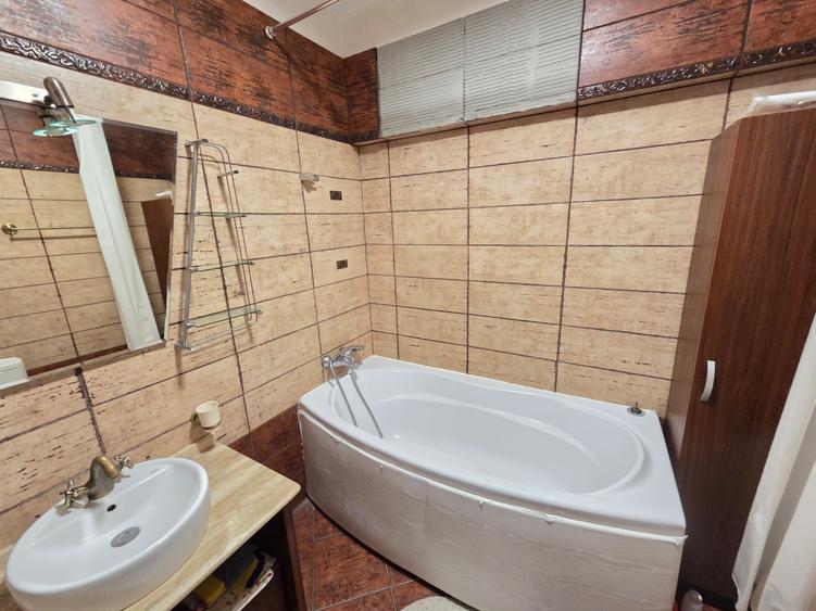 Apartament cu 2 camere semidecomandat în Văcăresti