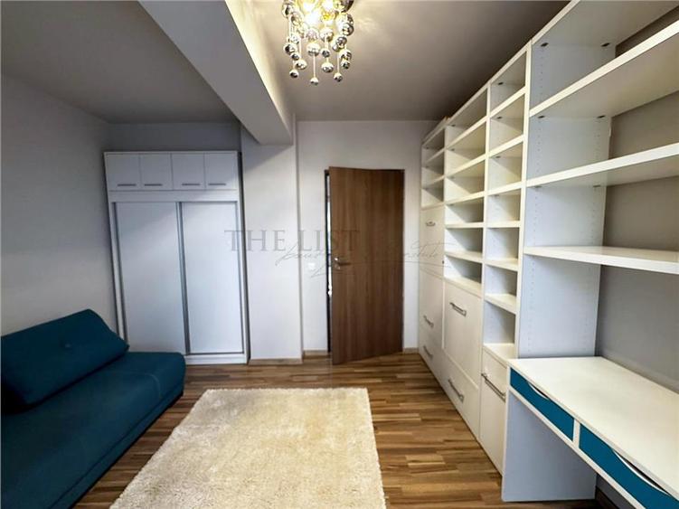 Apartament cu 3 camere semidecomandat, mobilat în Central