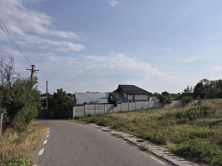 Casă cu 4 camere în Bălteni