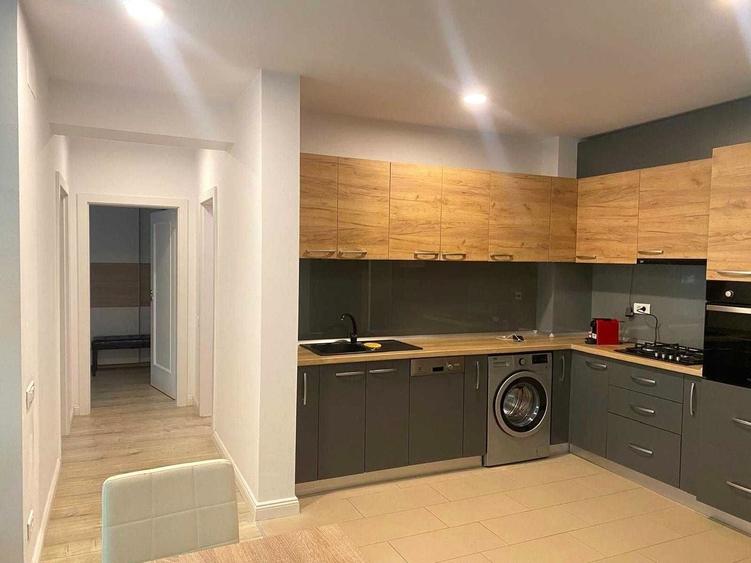 Apartament cu 3 camere decomandat în Sisești