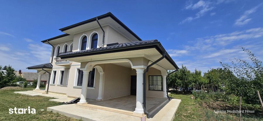 Casă cu 6 camere cu Teren 1042 Mp în Central