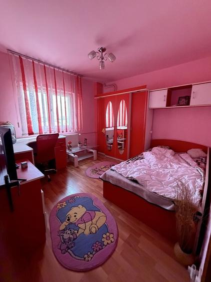 Apartament cu 4 camere semidecomandat în Berceni