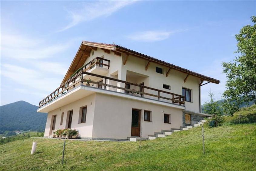 Casă individuală cu 9 camere cu Teren 1000 Mp în Peștera