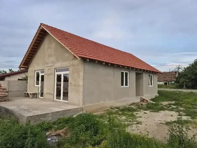 Casă cu 2 camere cu Teren 750 Mp în Chizătău