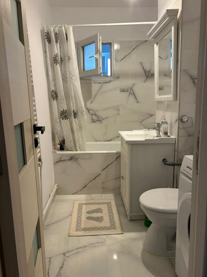 Apartament cu 3 camere semidecomandat în Centrul Civic