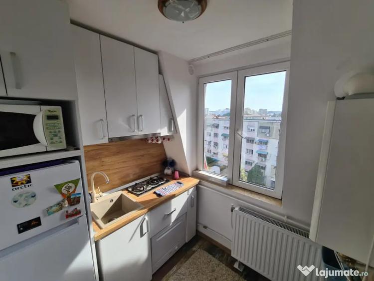 Apartament cu 4 camere decomandat, mobilat în Sărari