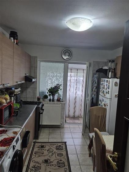 Apartament cu 3 camere semidecomandat, mobilat în Berceni