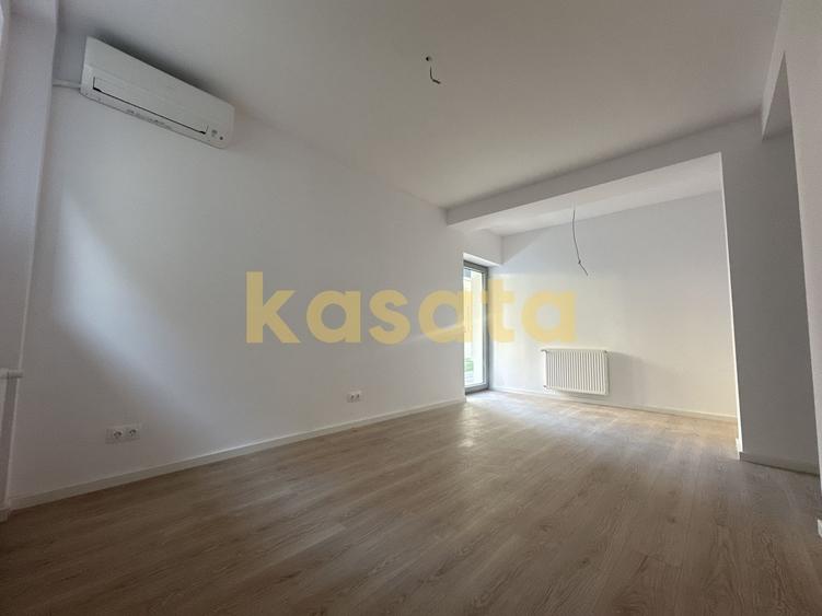 Apartament cu 4 camere decomandat în Tei
