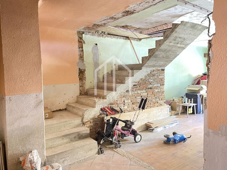 Casă individuală cu 7 camere cu Canalizare în Central