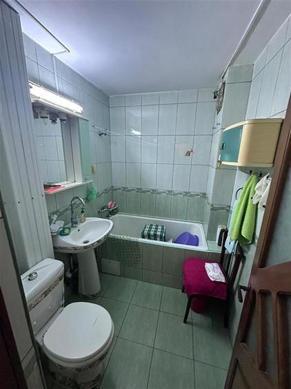 Apartament cu 3 camere decomandat în Podu Roș