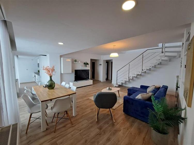 Apartament cu 5 camere decomandat, mobilat în Bună Ziua