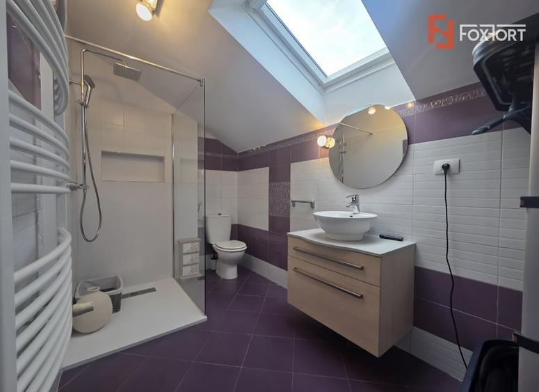 Casă individuală cu 6 camere cu Canalizare în Pârneava