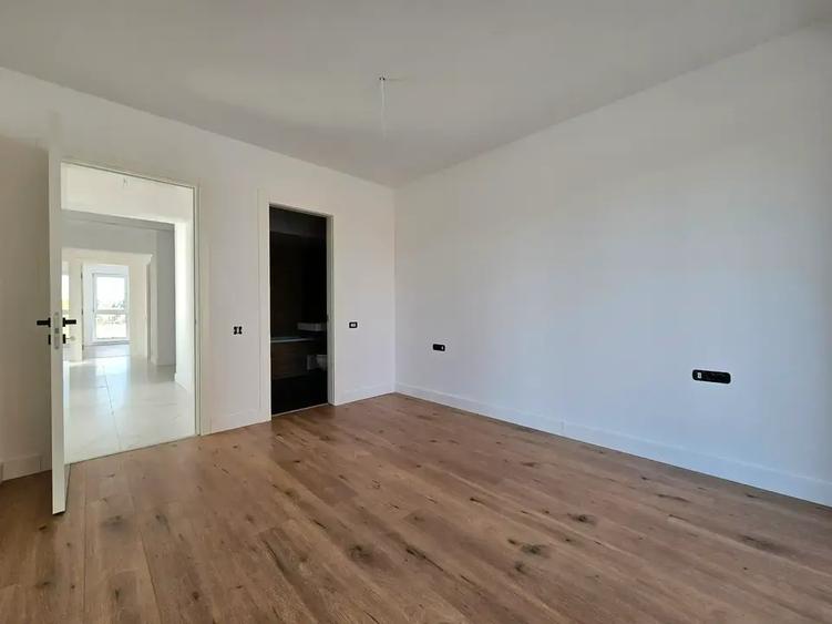 Apartament cu 3 camere decomandat în Titan
