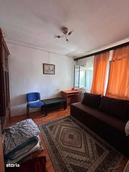 Apartament cu 4 camere decomandat în Tei