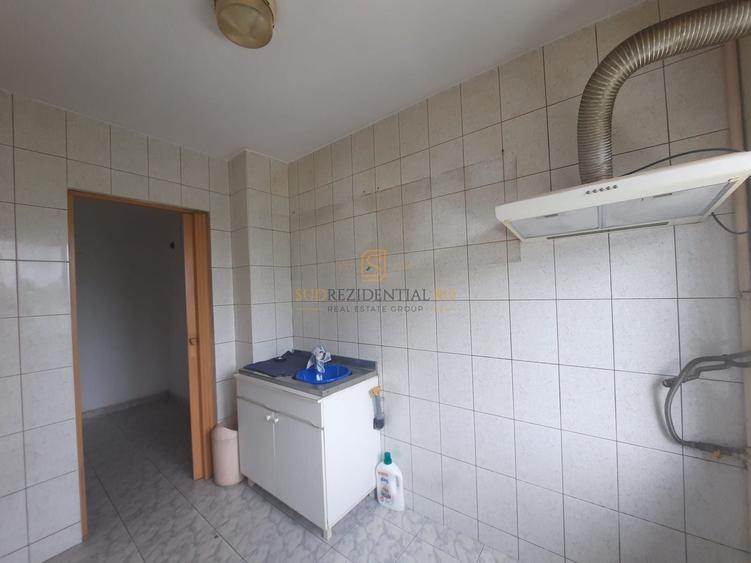 Apartament cu 3 camere semidecomandat în Berceni