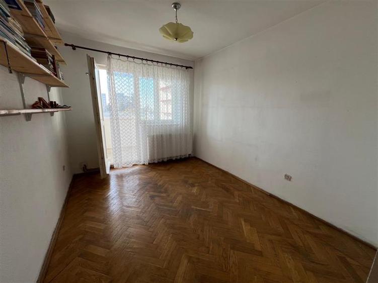 Apartament cu 4 camere decomandat în 1848
