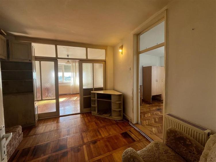 Apartament cu 3 camere semidecomandat, mobilat în Central