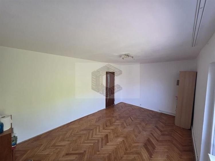 Apartament cu 3 camere decomandat, mobilat în Girocului