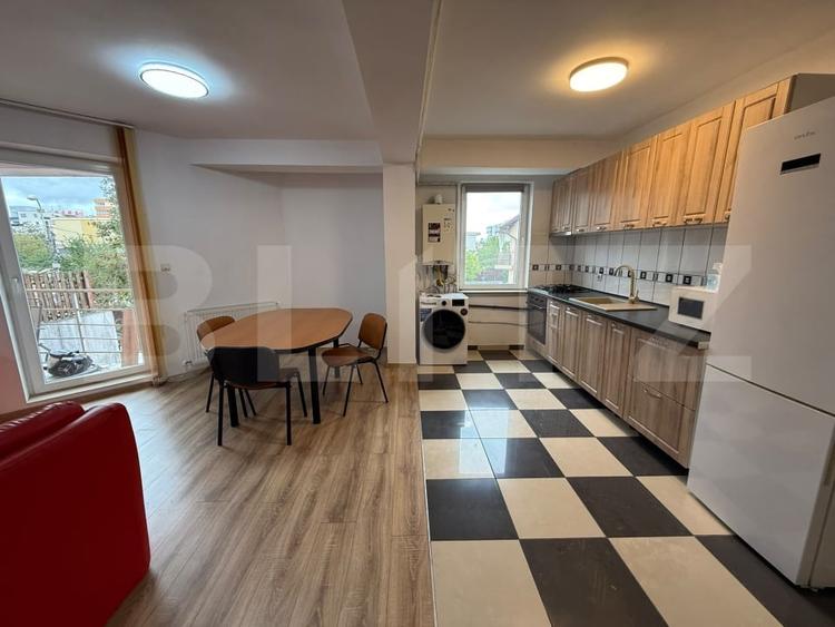 Apartament cu 3 camere semidecomandat, mobilat în Zorilor