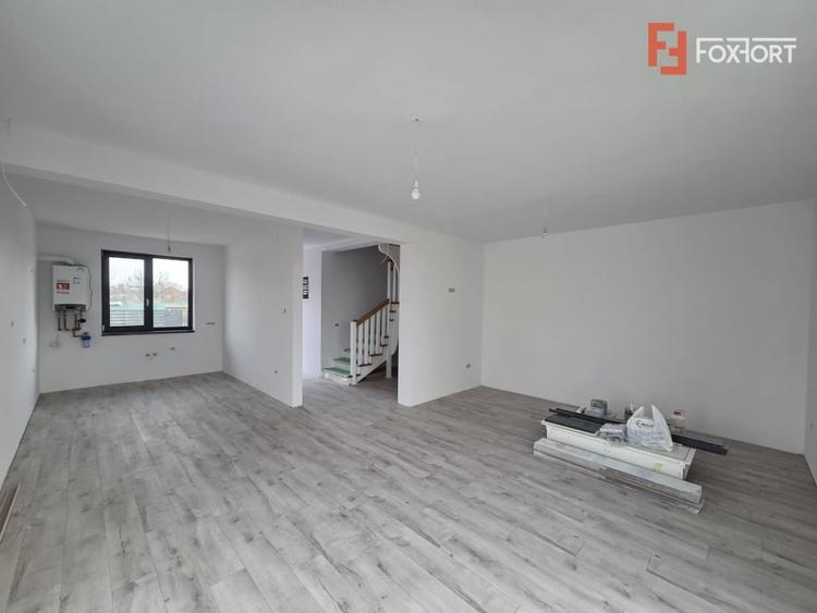 Duplex cu 4 camere cu Canalizare în Utvin