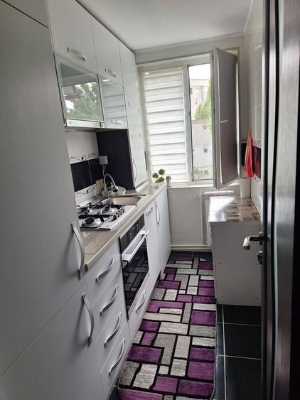 Apartament cu 3 camere semidecomandat în Micro 19