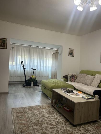 Apartament cu 3 camere decomandat în Sud